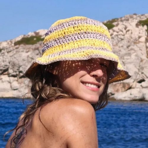 Έλλη Τρίγγου: «Απολαμβάνει» τις βουτιές της φορώντας μόνο ένα κίτρινο καπέλο
