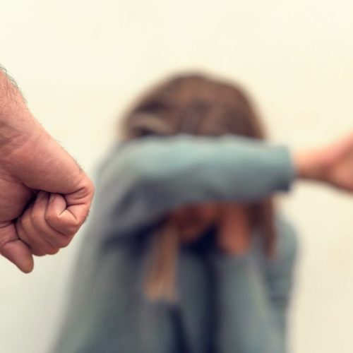 Καταγγελία-σοκ στην Κέρκυρα: «Με έπιασε από τον λαιμό και άρχισε να με πνίγει»