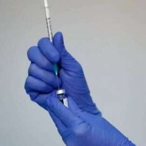 ΠΕΡΙΟΡΙΖΕΙ ΤΑ ΥΠΟΧΡΕΩΤΙΚΑ ΕΜΒΟΛΙΑ ΣΤΑ ΠΑΙΔΙΑ Ο ΤΡΑΜΠ