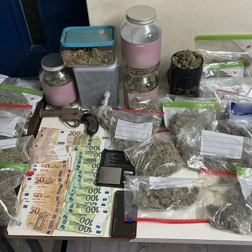 Περισσότερα από 6 κιλά ακατέργαστης κάνναβης κατασχέθηκαν μετά από έρευνα σε συνεργείο αυτοκινήτων