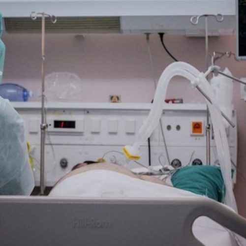 Λεωφορείο παρέσυρε γυναίκα ενώ επιχειρούσε να επιβιβαστεί – Νοσηλεύεται διασωληνωμένη