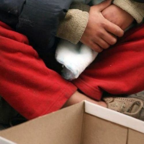 Συνελήφθη ανδρόγυνο που έβαζε τα ανήλικα παιδιά του να ζητιανεύουν