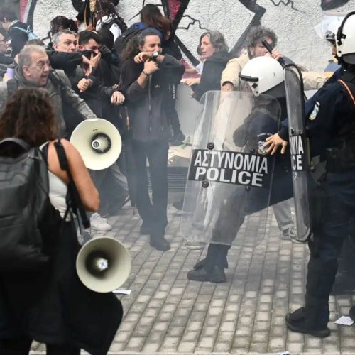 Επεισόδια με εκπαιδευτικούς έξω από την Πρωτοβάθμια Αθηνών