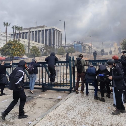 Επεισόδια με μολότοφ και πέτρες στο συλλαλητήριο στο Σύνταγμα