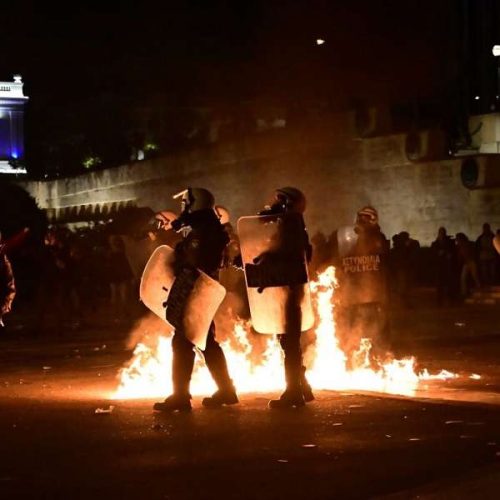 Σύνταγμα – Επεισόδια μεταξύ κουκουλοφόρων και ΜΑΤ