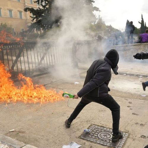 Σοβαρά επεισόδια στο Σύνταγμα: Κουκουλοφόροι έριξαν μολότοφ στη Βουλή