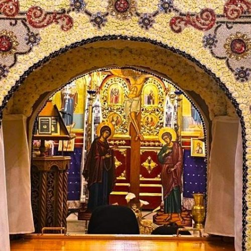 Μεγάλη Παρασκευή: Γιατί οι Πιστοί Περνούν Κάτω από τον Επιτάφιο;