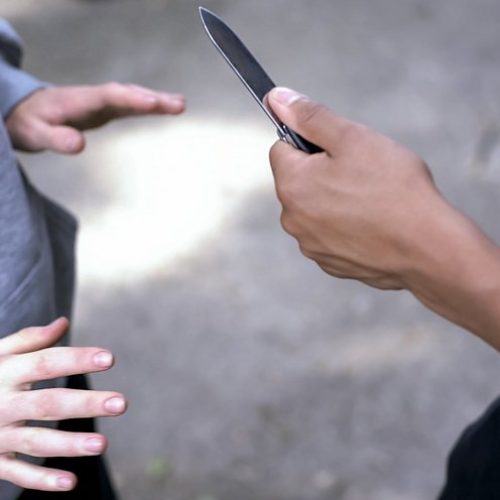 Πτολεμαΐδα: Ανήλικος λήστευε μίνι μάρκετ απειλώντας με μπαλτά και μαχαίρι
