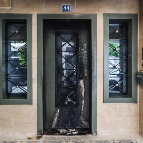 «Για κάθε μπούκα στα σπίτια μας, μια επίσκεψη στα δικά σας» – Η «Συμμορία Επιθετικής Αλληλεγγύης» ανέλαβε την ευθύνη για τις εμπρηστικές επιθέσεις