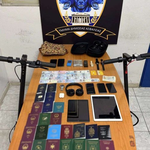 Αθήνα: Εντοπίστηκε “καβάτζα” με σωρεία πλαστών διαβατηρίων – Συνελήφθησαν δύο αλλοδαποί