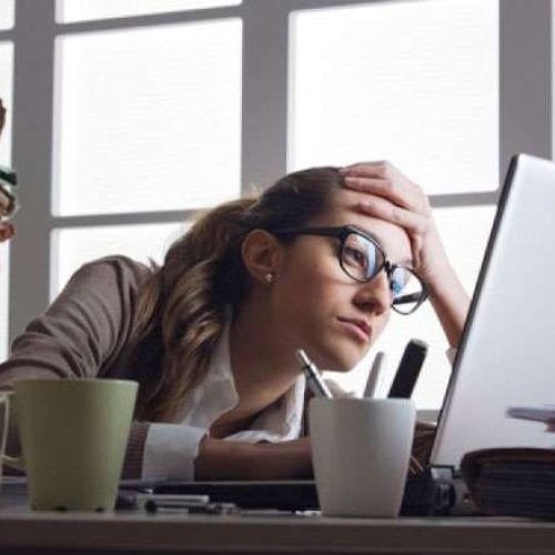 Τα «άτυπα ωράρια» διαλύουν τον ύπνο, την οικογένεια και την ψυχική υγεία σύμφωνα με τον γαλλικό οργανισμό Υγείας