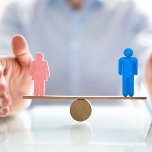 Τι εμποδίζει τις γυναίκες να μπουν στην αγορά εργασίας – Ουραγός η Ελλάδα