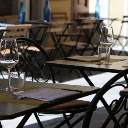 Εστίαση: Γιατί στρέφονται στο «self service» και βάζουν «ψαλίδι» στο ωράριο πολλές επιχειρήσεις