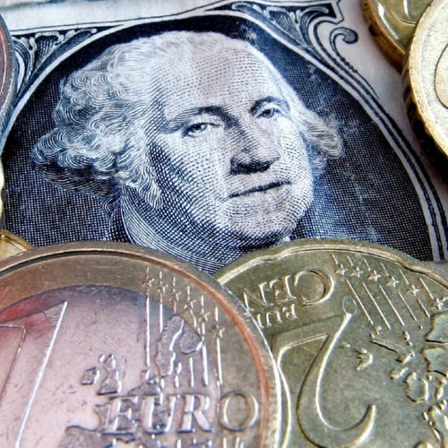 Ευρώ: Γυρνάει το χρόνο στο 2009 – Ρεκόρ 16 ετών έναντι του δολαρίου