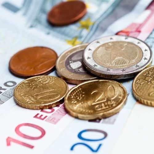 Ανεβαίνει το ευρώ έναντι του δολαρίου μετά τη νίκη Μερτς στη Γερμανία – Θετικά τα προμηνύματα για τον DAX