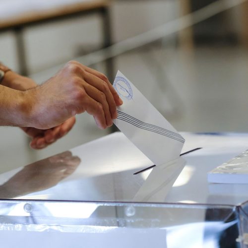 Βόμβα στο Μαξίμου: «Όχι Εκλογές» στα Λόγια – «Πάμε Κάλπες;» Στα Κρυφά
