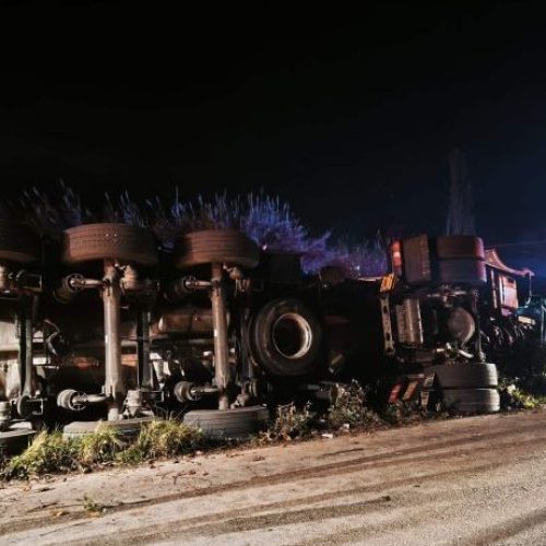 Άρτα: Ανατροπή φορτηγού στην Ιονία Οδό – Εγκλωβίστηκε ο οδηγός