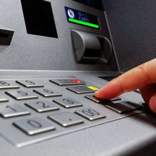 Παράνομη χρέωση 0,80 ευρώ στους λογαριασμούς ενίοτε και ανυποψίαστων πελατών από άλλη μια τράπεζα
