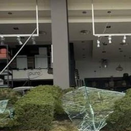 Κακοκαιρία στην Πάτρα: Ο αέρας «σάρωσε» πρόσοψη καταστήματος – Μεγάλες καταστροφές