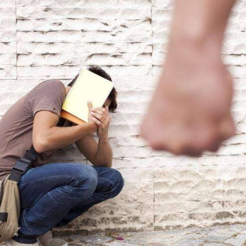Ανήλικοι επιτέθηκαν σε μαθητή μέσα στο σχολείο προκαλώντας του σωματικές βλάβες