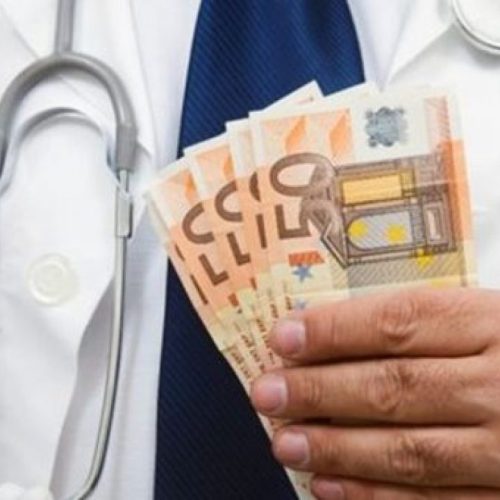 ΑΠΟΚΑΛΥΨΗ: Ορθοπεδικός γιατρός ζητά «φακελάκι» 300 ευρώ για βιοψία – ΣΥΝΕΛΗΦΘΗ την ώρα της συναλλαγής