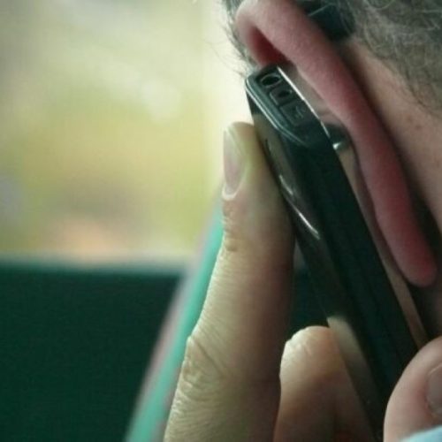 «Χειροπέδες» σε «ΜΑΝΙΩΔΗ» ΦΑΡΣΕΡ – Είχε «ταράξει» τις Αρχές στα τηλέφωνα για «απειλές βόμβας»