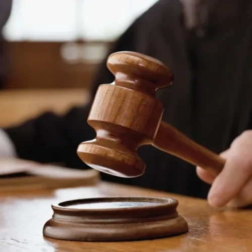 Προθεσμία για να απολογηθούν την Πέμπτη έλαβαν οι δύο Ινδοί που σκότωσαν τον 59χρονο ψυχολόγο από το Ναύπλιο
