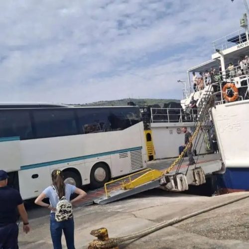 Ηγουμενίτσα: Λεωφορείο «κόλλησε» στη μπουκαπόρτα πλοίου με προορισμό την Κέρκυρα