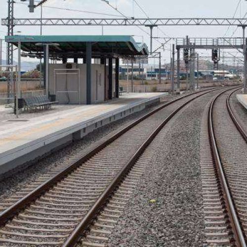 Διακοπή της σιδηροδρομικής κυκλοφορίας και της ηλεκτροδότησης στο τμήμα Λάρισα – Ραψάνη λόγω πυρκαγιάς