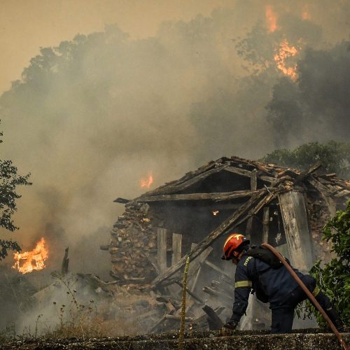 «ΦΩΤΙΑ» στον Φενεό: Μεγάλη αναζωπύρωση πάνω από τη Λαύκα Κορινθίας! [ΒΙΝΤΕΟ]