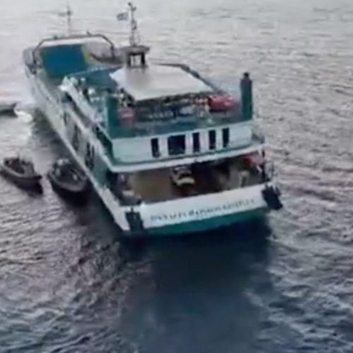Σε εξέλιξη η επιχείρηση αποκόλλησης του φέρι μποτ από ξέρα στα Στύρα
