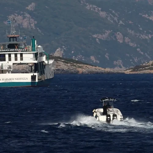 Νέα Στύρα – Υπό κράτηση ο καπετάνιος του φέρι μποτ που προσάραξε σε ξέρα – Σε εξέλιξη η αποκόλληση