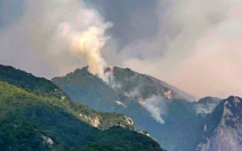 Κόνιτσα: Για 15η μέρα συνεχίζει να καίει η φωτιά στην Τραπεζίτσα, σε δύσβατη περιοχή