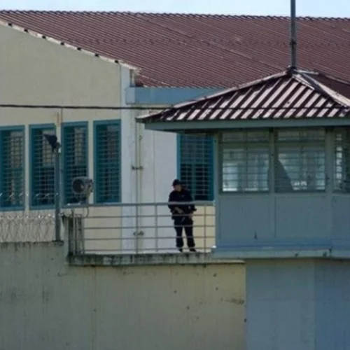 ΣΥΝΑΓΕΡΜΟΣ ΣΤΙΣ ΦΥΛΑΚΕΣ ΤΡΙΚΑΛΩΝ: ΚΑΤΕΡΡΙΨΑΝ DRONE ΜΕ ΚΙΝΗΤΑ ΤΗΛΕΦΩΝΑ