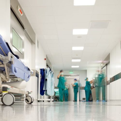 Ασθενής ξυλοκόπησε νοσηλεύτρια στα Επείγοντα του Ερυθρού Σταυρού