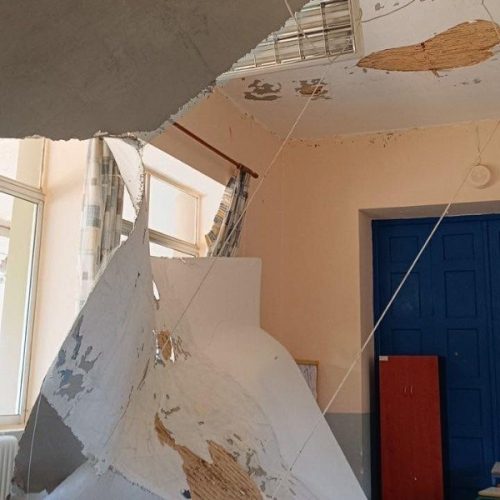 «ΑΔΙΑΝΟΗΤΟ»: «Έπεσε» τμήμα της οροφής στο 1ο Δημοτικό Σχολείο Φιλιατρών