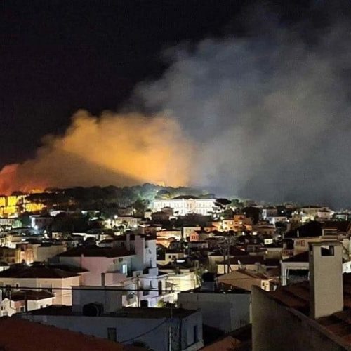 Νύχτα αγωνίας στη Μυτιλήνη – Η φωτιά έφτασε μέχρι τα τείχη του Κάστρου (ΦΩΤΟ-ΒΙΝΤΕΟ)