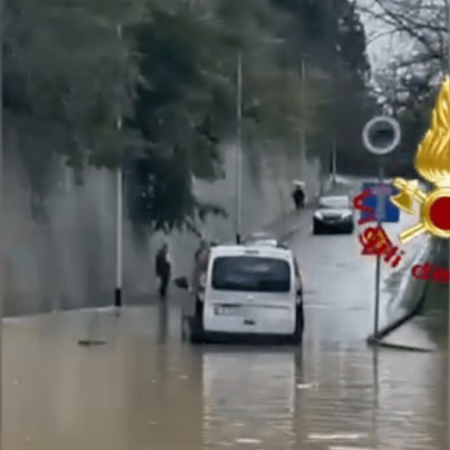 Κόκκινος συναγερμός στην Φλωρεντία: “Πνίγεται” από τις βροχοπτώσεις