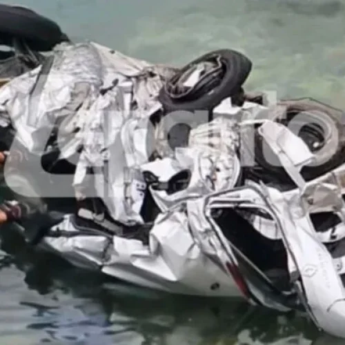 Τρομακτικό τροχαίο στη Φωκίδα – Έπεσε σε γκρεμό και μετά στη θάλασσα (βίντεο)
