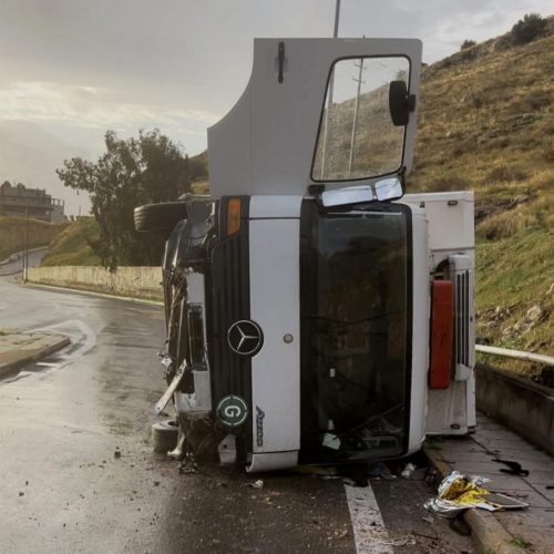 Τραγωδία με ανατροπή φορτηγού: Νεκρή 54χρονη