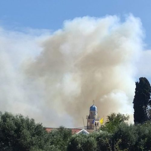 Μαίνεται η πυρκαγιά στην Κεφαλονιά – Μήνυμα του 112 για «εκκένωση» προς Αργοστόλι