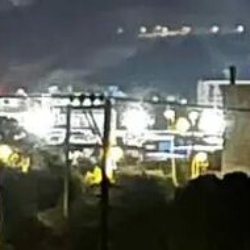 Συναγερμός στον Ασπρόπυργο: Η νύχτα έγινε μέρα απο τη φωτιά – εκρήξεις αναστατώνουν την περιοχή