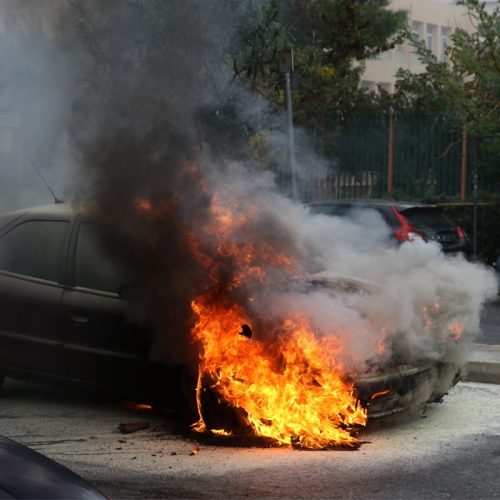 Στις φλόγες αυτοκίνητο δίπλα από τον Σιδηροδρομικό Σταθμό