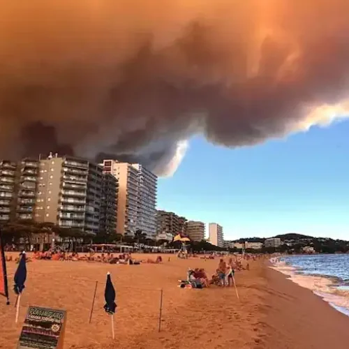 Μεγάλη φωτιά στη βορειοανατολική Ισπανία – Συναγερμός στην Καταλονία λόγω των ισχυρών ανέμων