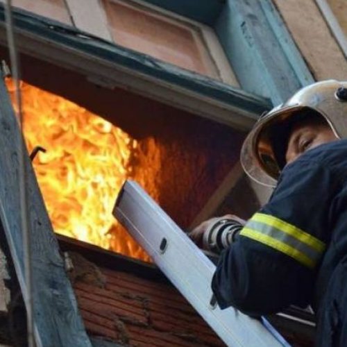 Στιγμές αυτοθυσίας – Όρμησε στη φωτιά για να σώσει ηλικιωμένο! (ΒΙΝΤΕΟ)
