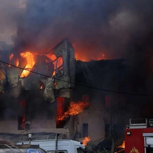 Ηράκλειο – Οριοθετήθηκε η πυρκαγιά στο εργοστάσιο ξυλείας