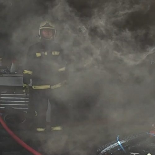 Φλόγες σε κατάστημα ελαστικών – Κλειστή η Μιχαλακοπούλου!