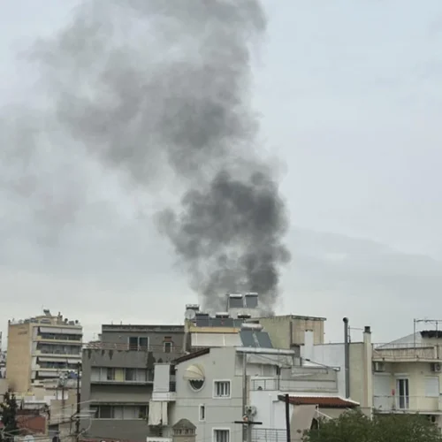 Φωτιά σε όχημα στη Νίκαια: Αποκαταστάθηκε η κυκλοφορία στην Πέτρου Ράλλη!