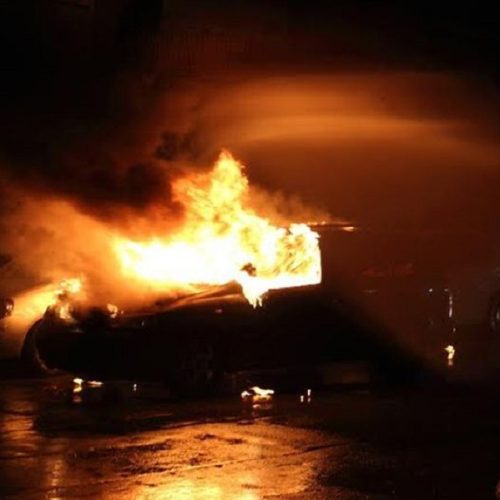 Θεσσαλονίκη – Στις ΦΛΟΓΕΣ αυτοκίνητο στους Αμπελόκηπους