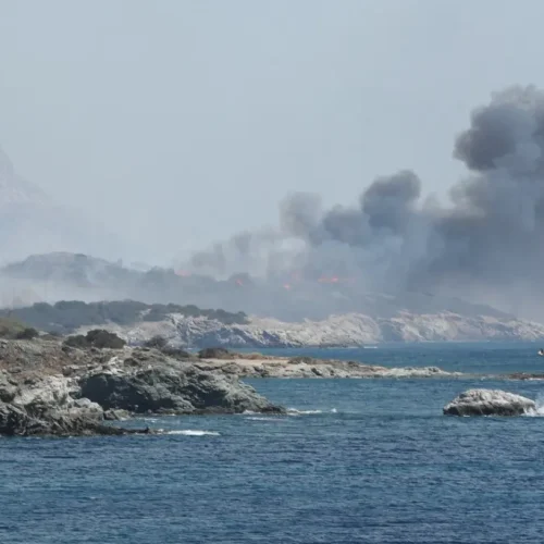 Τι «αναφέρει» η  ΕΥΔΑΠ σχετικά με την πυρκαγιά στην Παλαιά Φώκαια και το «δίκτυο ύδρευσης»